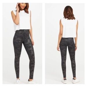 ❤️ SPANX Faux Leather Camo Legging H12